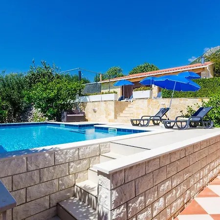 Cozy In Dubravka With Sauna *